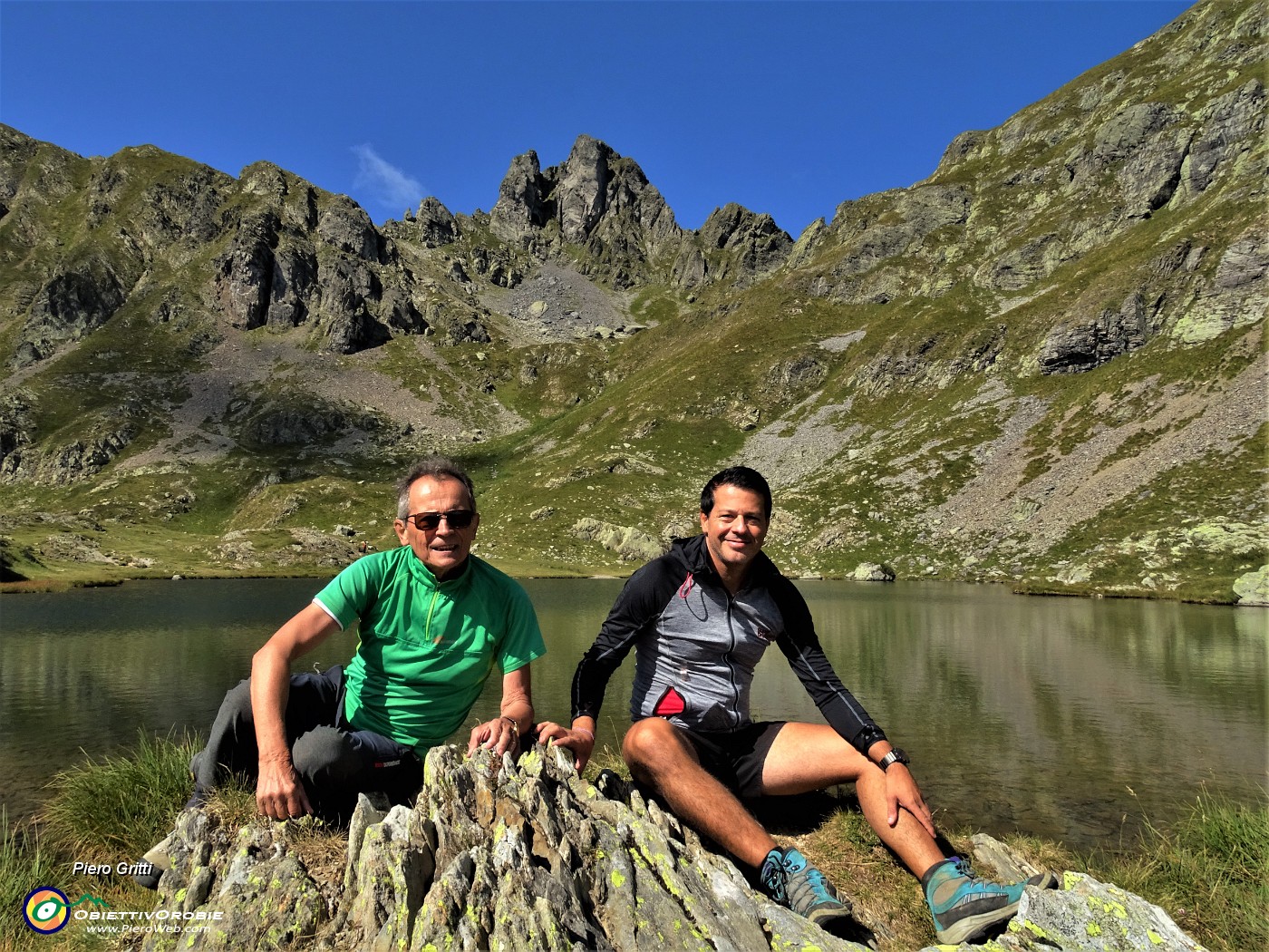 01 Al Lago di Ponteranica sup. (2115 m) con vista sul Valletto al centro e verso Monte Ponteranica centr. a dx.JPG